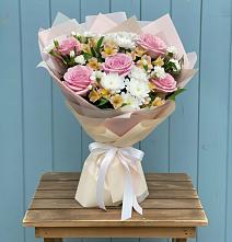 Букет цветов из:  Гвоздики, Орхидеи и Розы в Пугачёве