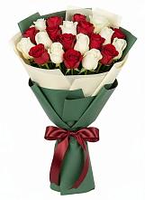 Букет Микс из красных и белых роз в Пугачёве