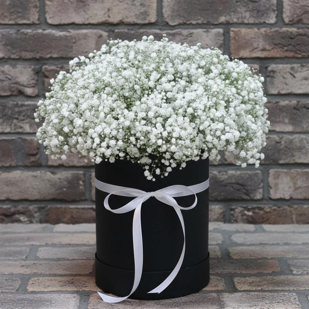 Цветочная композиция из Гипсофила в шляпной коробке в Пугачёве