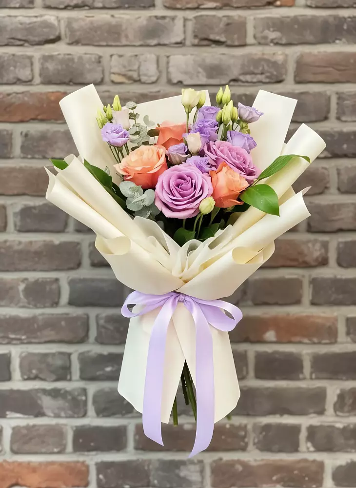 Букет цветов из: Лизиантусы и Розы в Пугачёве