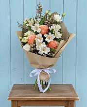 Букет цветов из:  Альстромерии, Лизиантусы, Розы и Хризантемы в Пугачёве