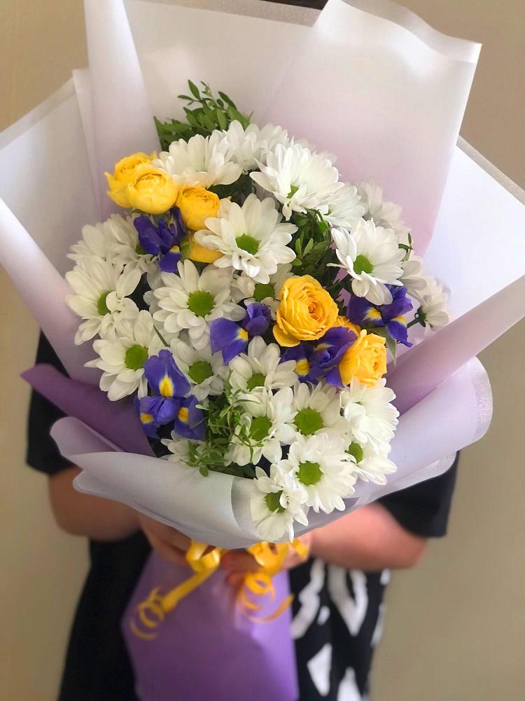 Букет цветов из: Ирисы, Хризантемы и Розы в Пугачёве