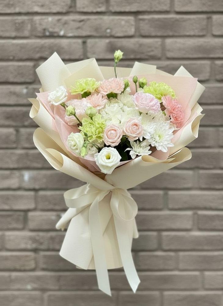 Букет цветов из: Гвоздики, Розы, Лизиантусы и Хризантемы в Пугачёве