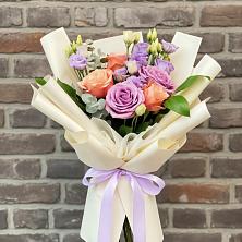 Букет цветов из:  Лизиантусы и Розы в Пугачёве