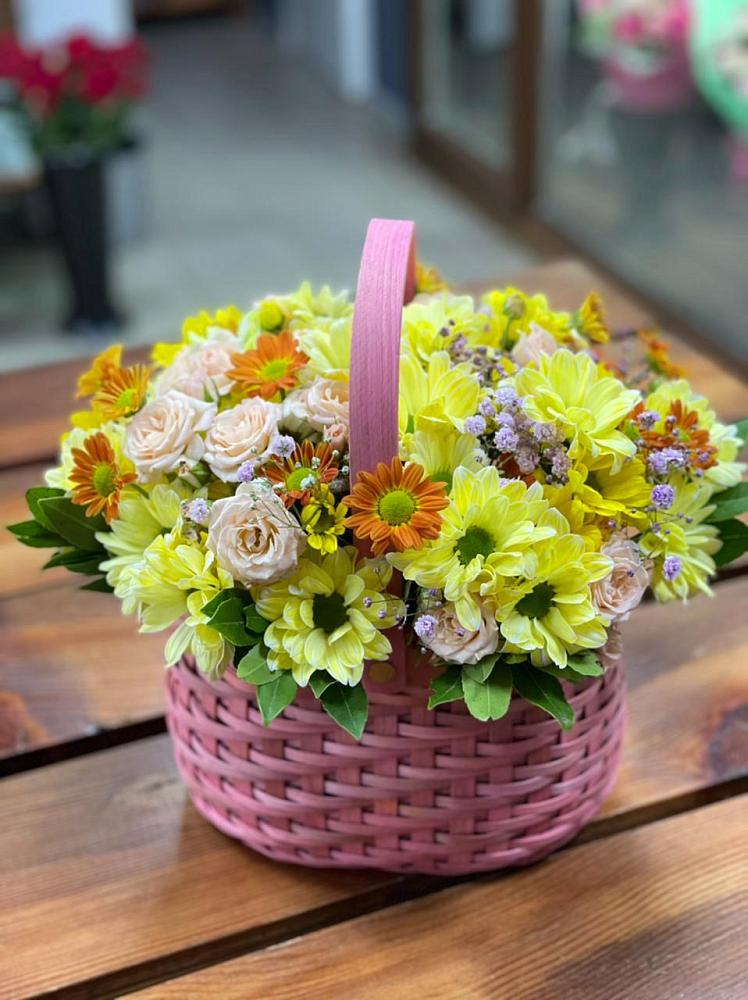 Цветочная композиция из Хризантемы и Розы в корзине в Пугачёве