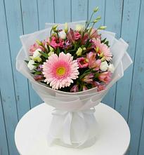 Букет цветов из:  Герберы, Альстромерии и Лизиантусы в Пугачёве
