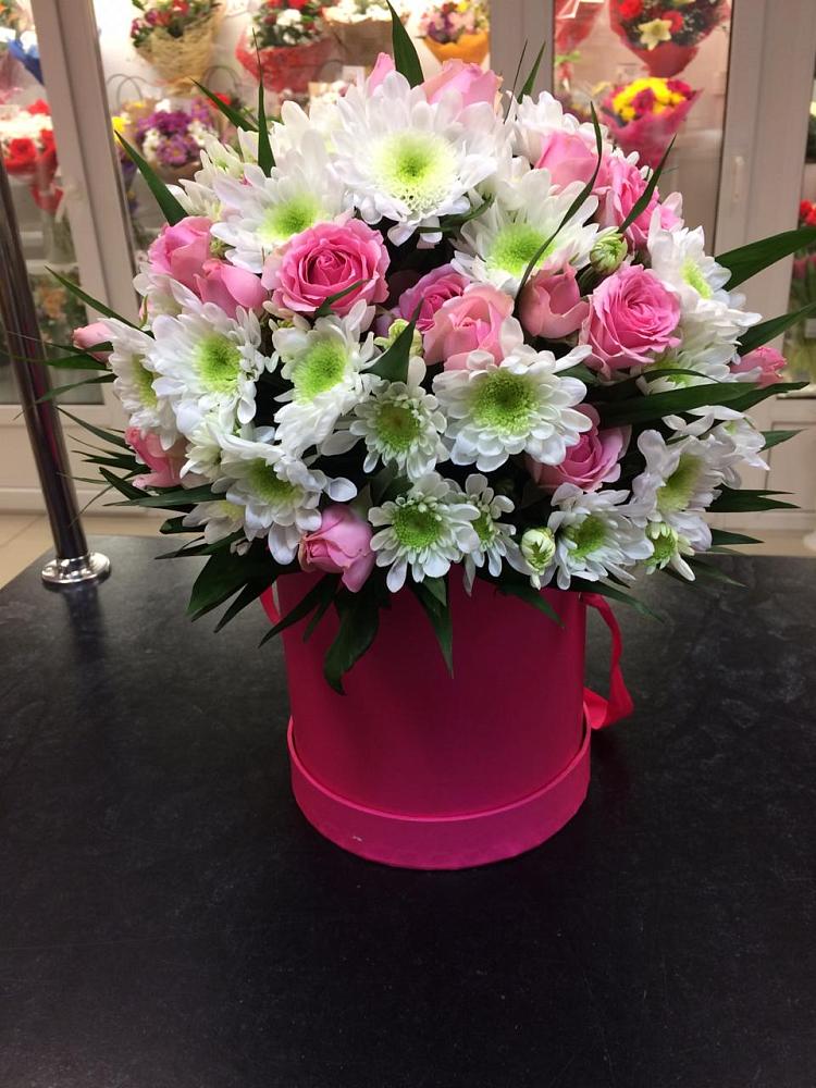 Цветочная композиция из Розы и Хризантемы в шляпной коробке в Пугачёве