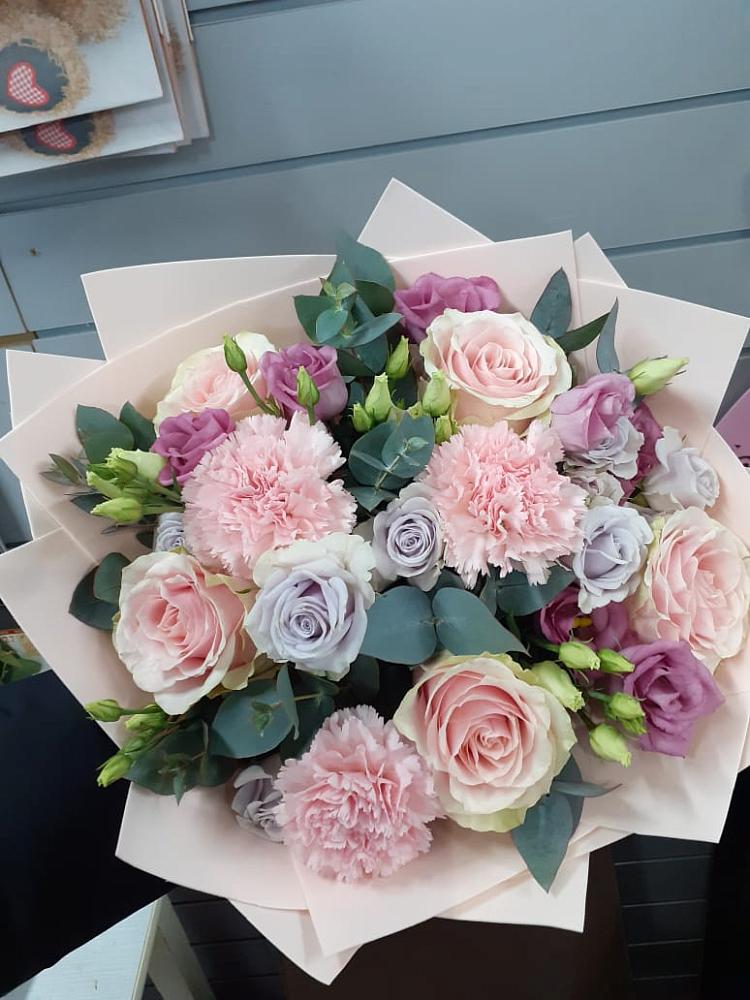 Букет цветов из: Розы, Гвоздики и Лизиантусы в Пугачёве