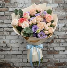 Букет цветов из:  Розы, Лизиантусы и Гвоздики в Пугачёве