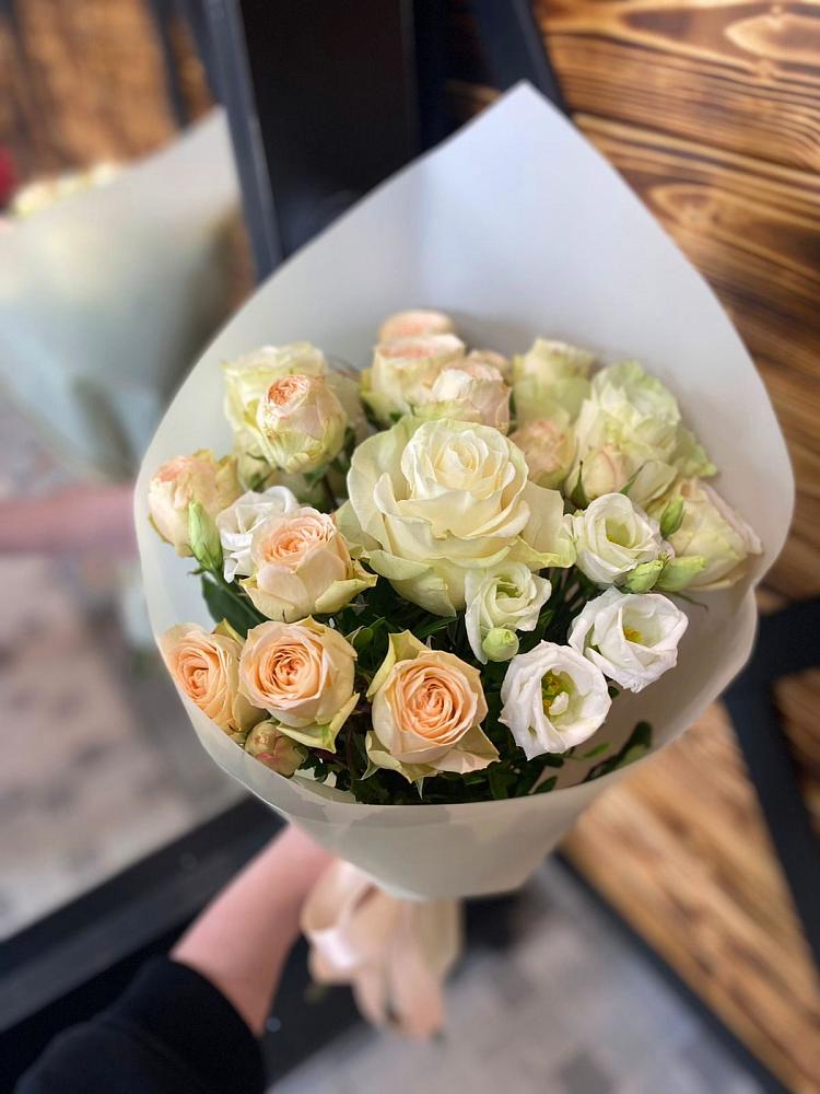 Букет цветов из: Розы и Лизиантусы в Пугачёве